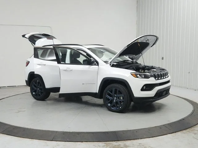 New 2026 Bright White Clear-Coat Exterior Paint Jeep Latitude image 10