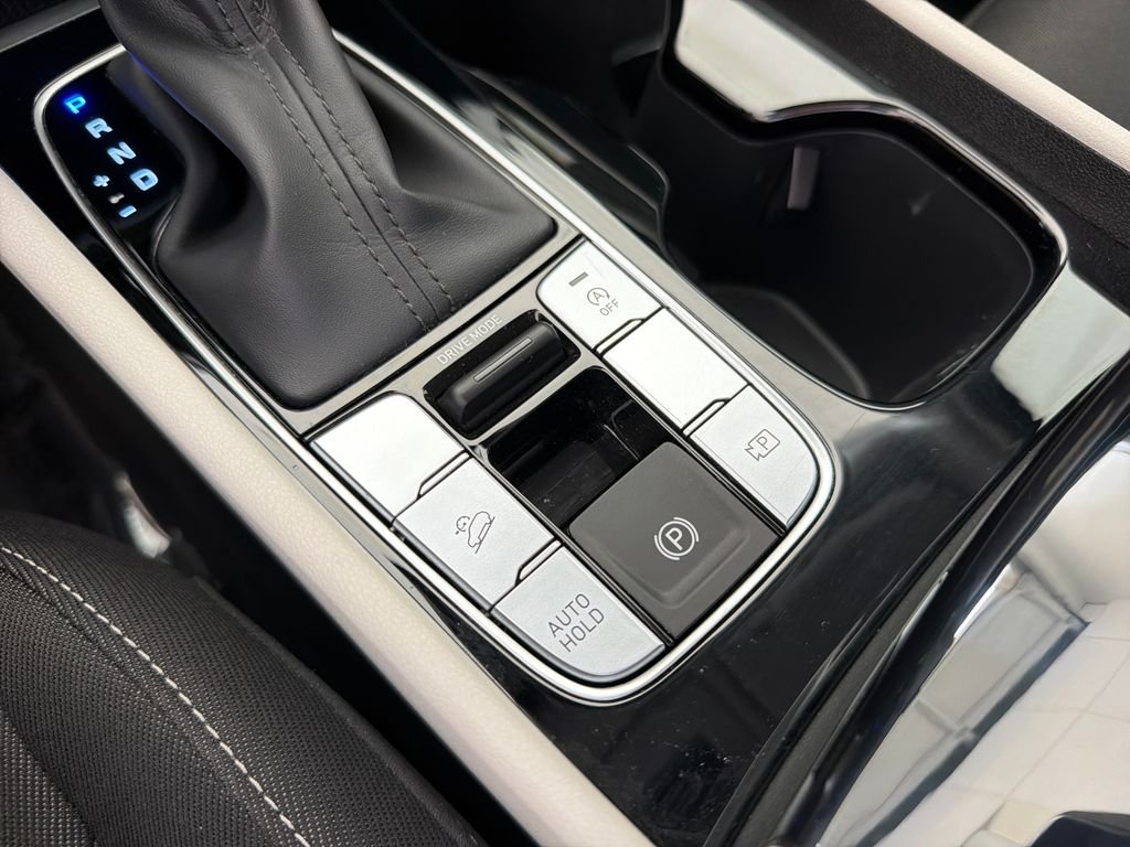 Used 2024 Shimmering Silver Hyundai SE image 22