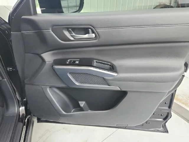 Used 2025 Black Nissan SL image 39