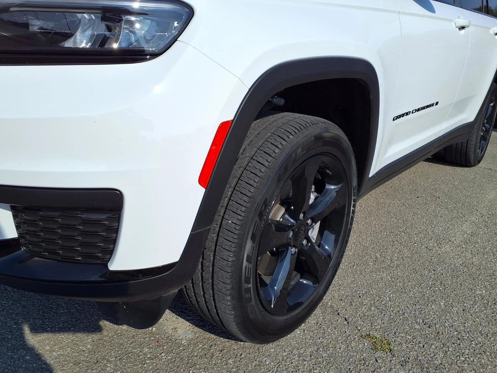 Used 2025 Bright White Clearcoat Jeep  image 18