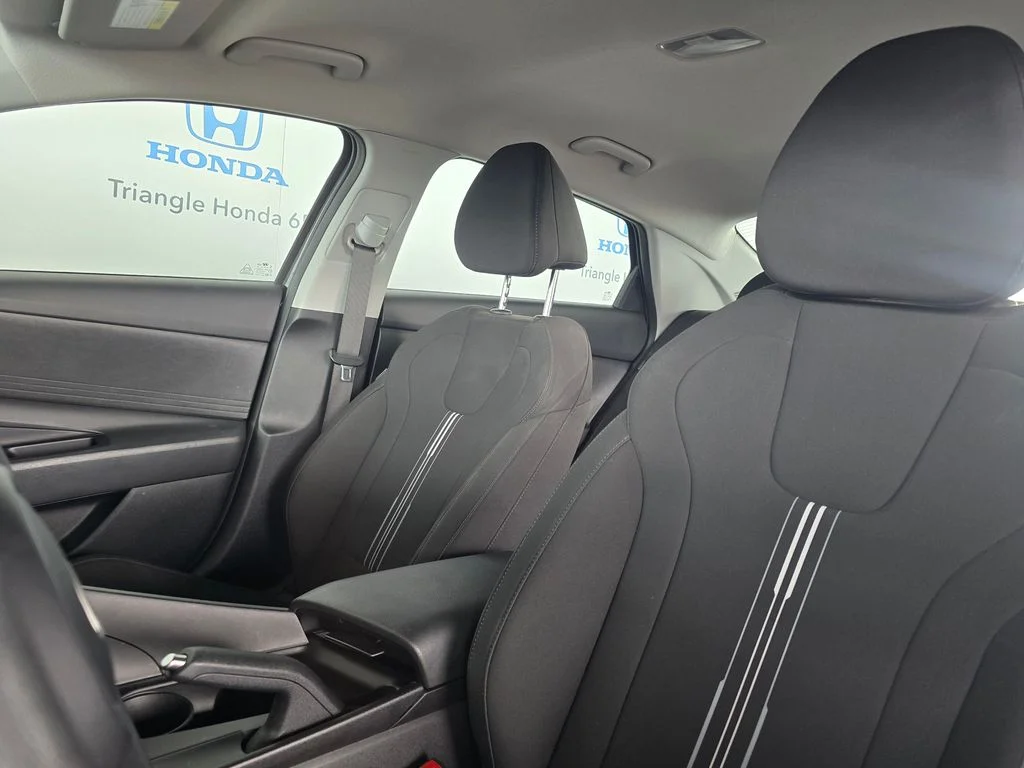 Used 2025  Hyundai SE image 11