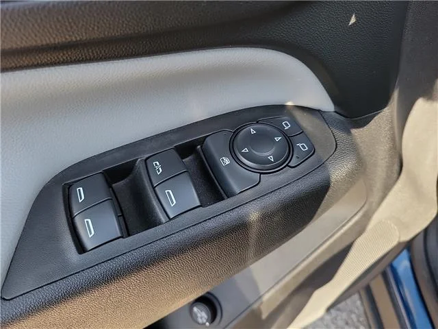Used 2020  Chevrolet LT w/1LT Front-wheel Drive image 11
