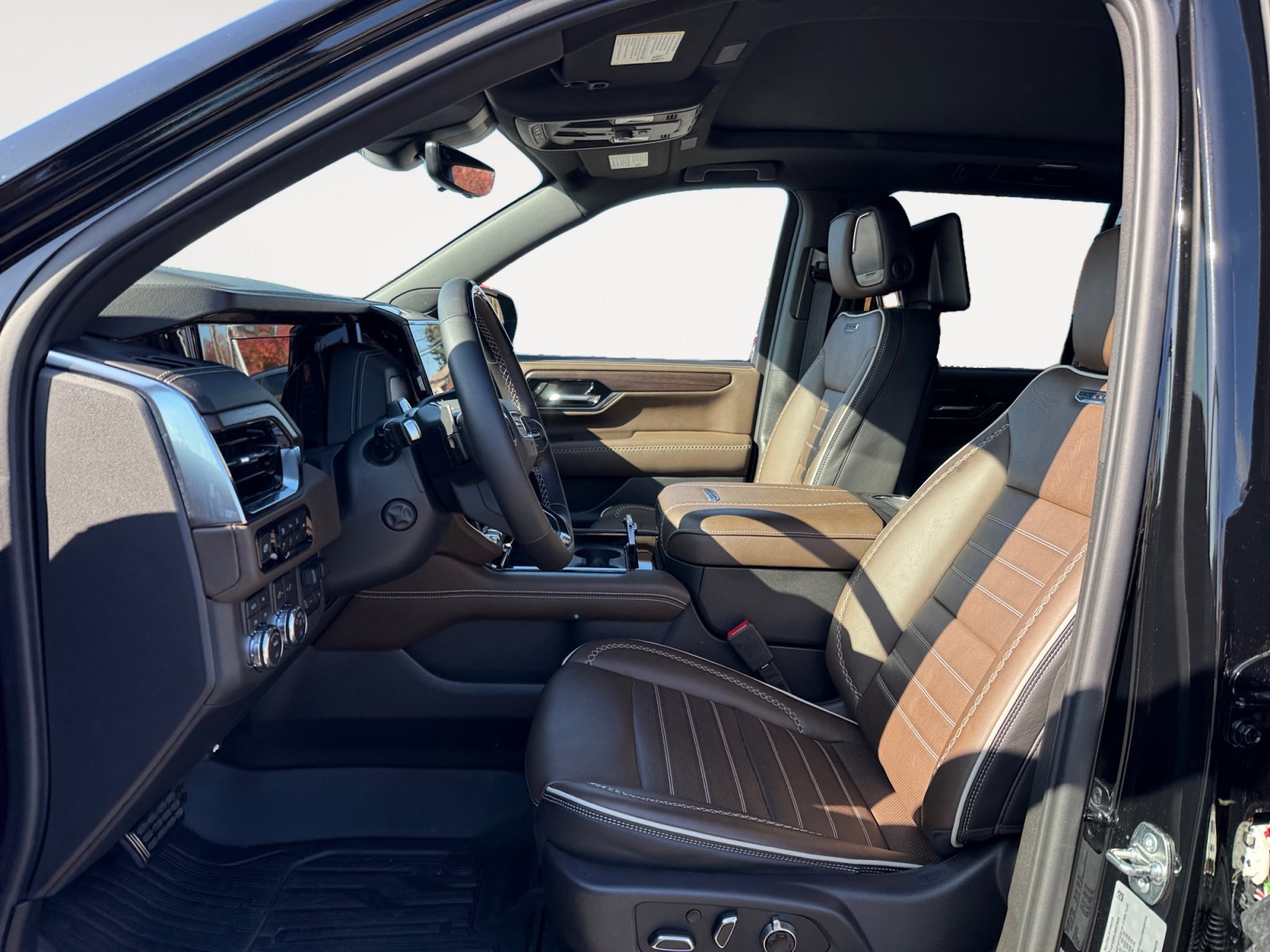 2025 GMC Yukon Denali Ultimate - Photo 10