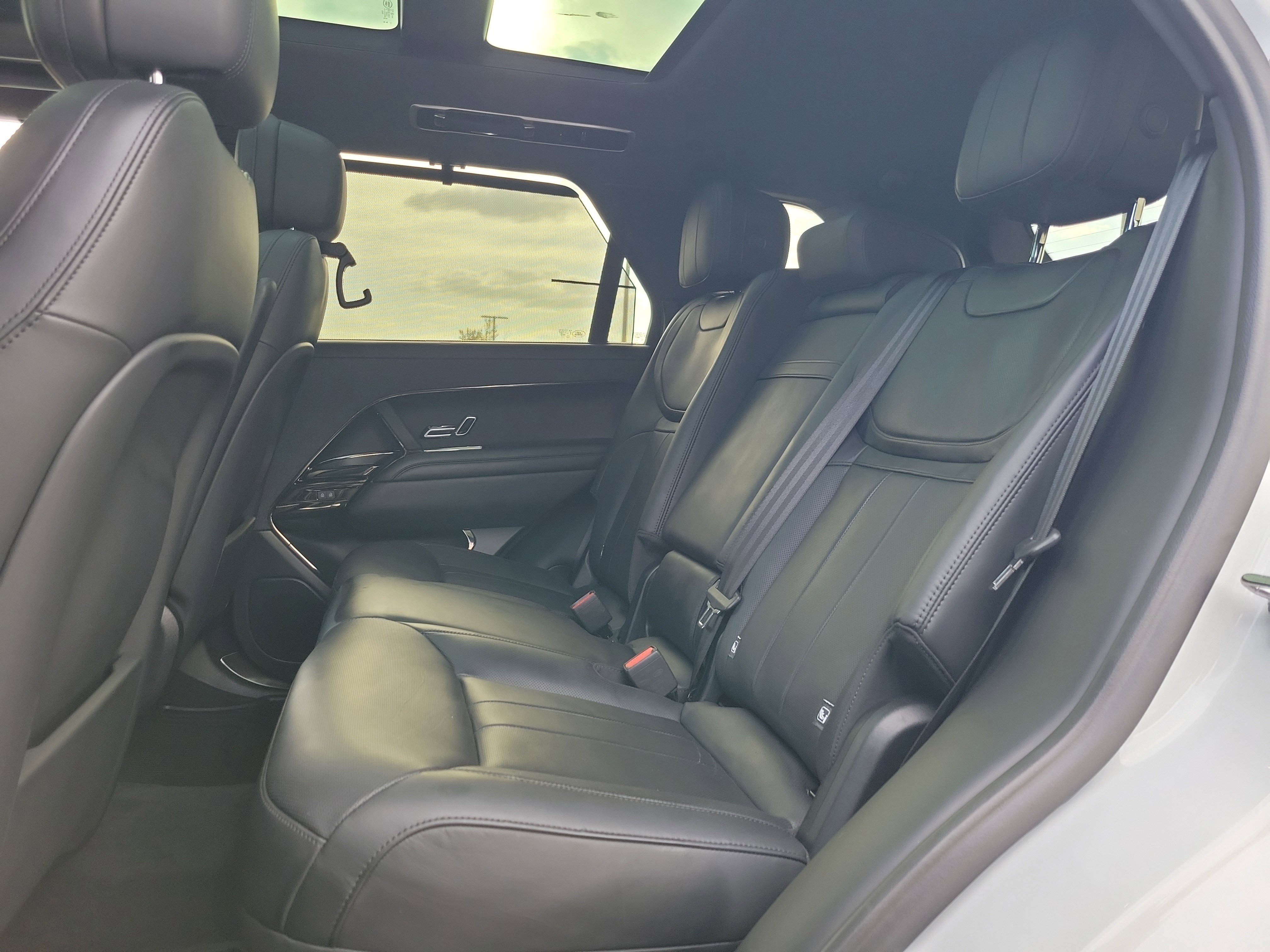 Used 2024 White Land Rover Dynamic SE image 11