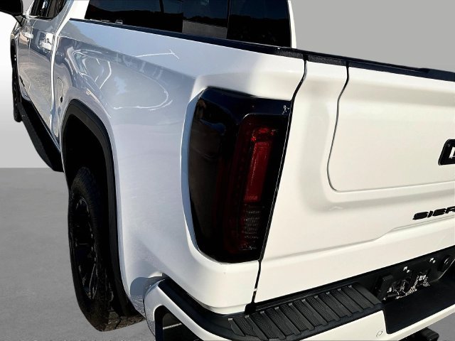 Used 2022 White GMC AT4X image 27