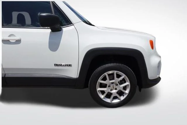 Used 2023 White Jeep Latitude image 13