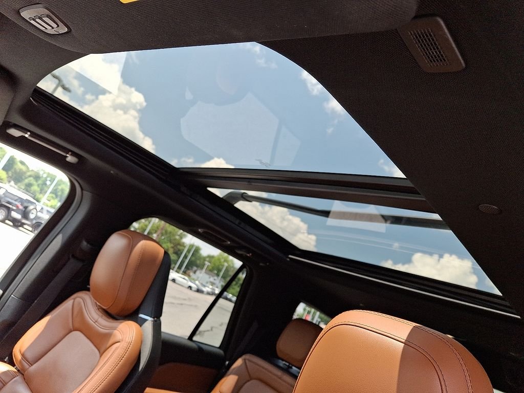 Used 2021 White Lincoln Reserve image 16
