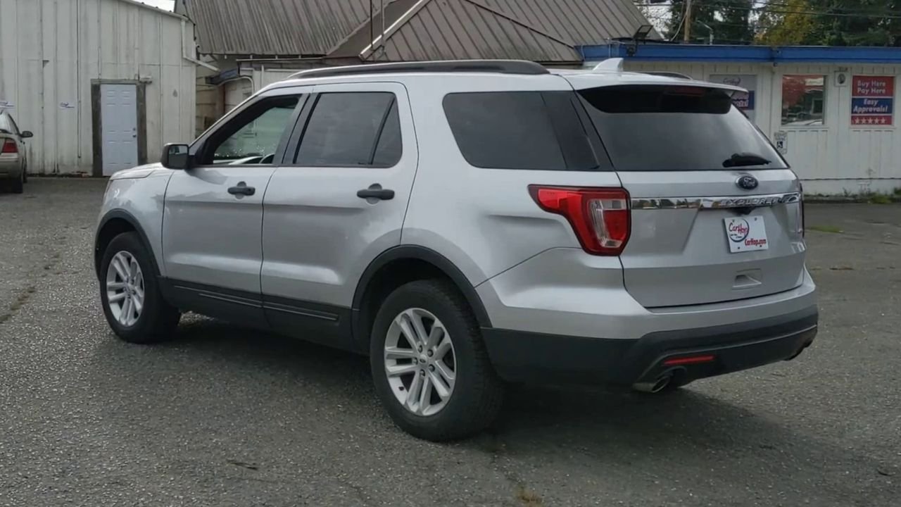 2016 Ford Explorer Base photo 3