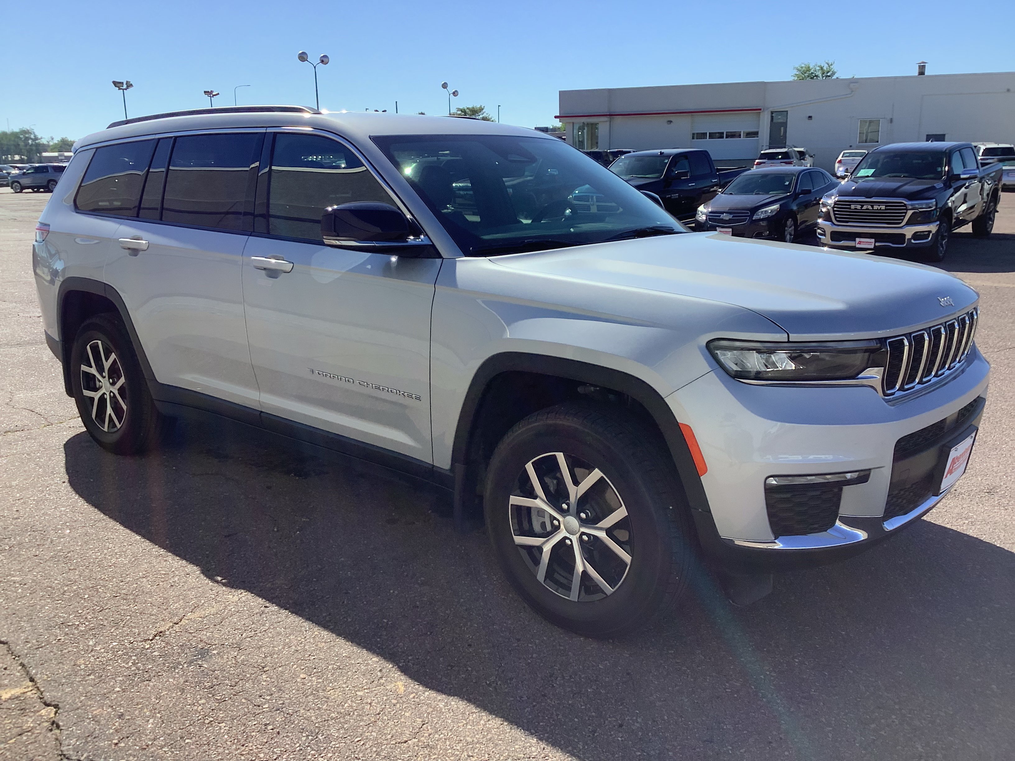 Used 2025 Silver Jeep Limited image 4