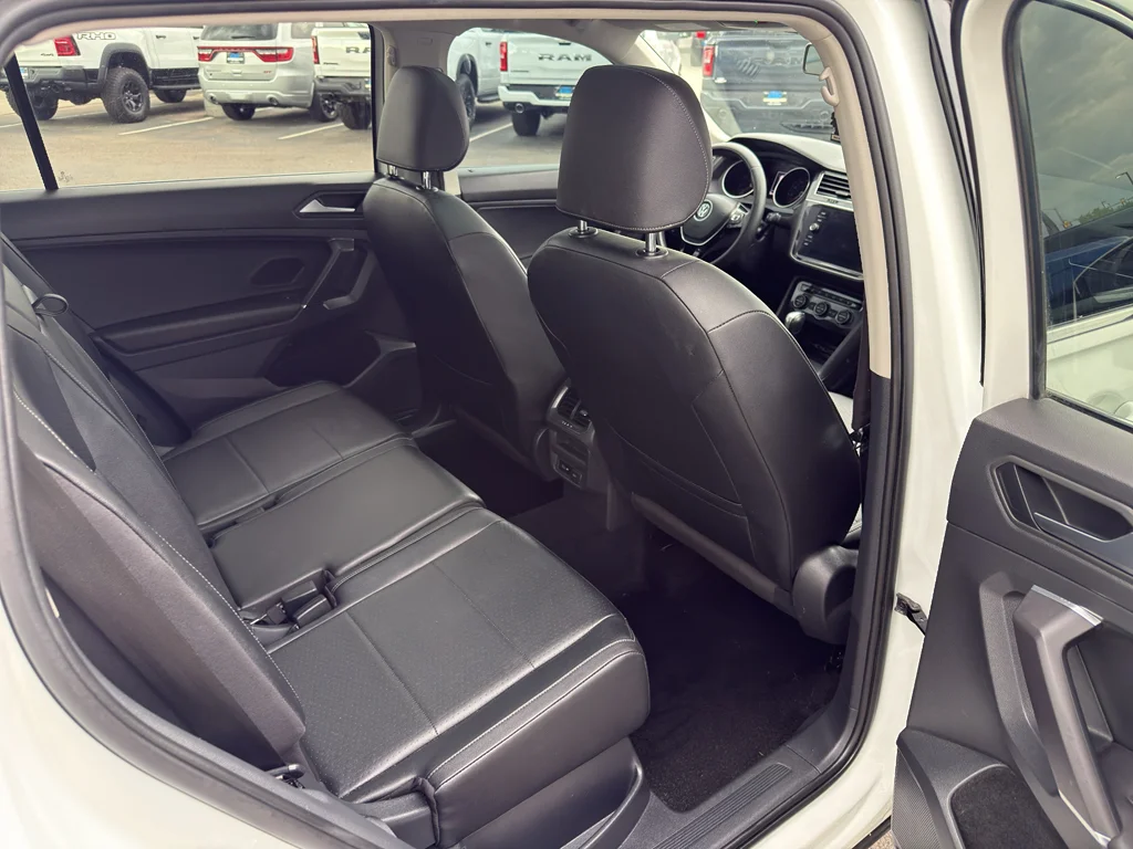 Used 2020 White Volkswagen SE image 12