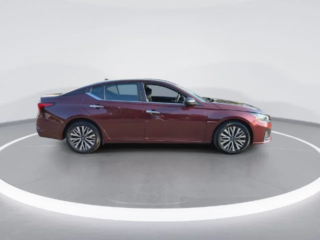 Used 2024 Red Nissan 2.5 SV image 9