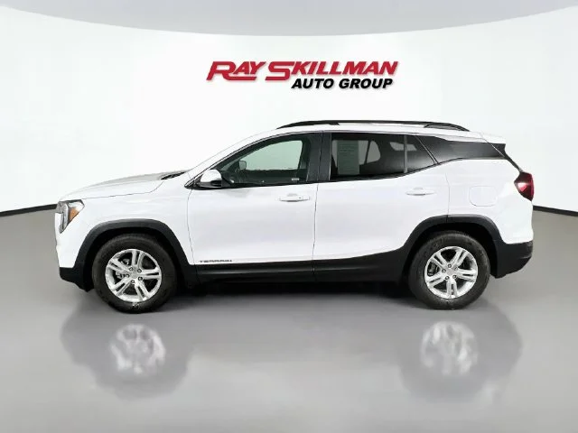 Used 2023 White GMC SLE image 4