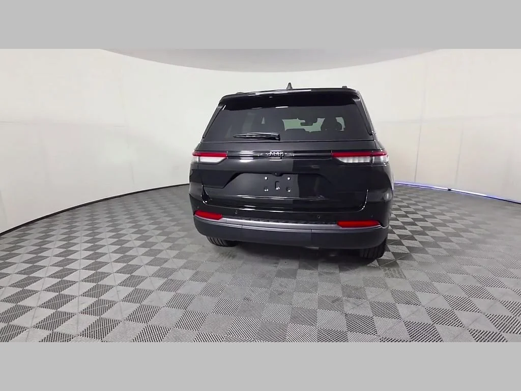New 2026 Diamond Black Crystal Pearlcoat Jeep Limited image 29