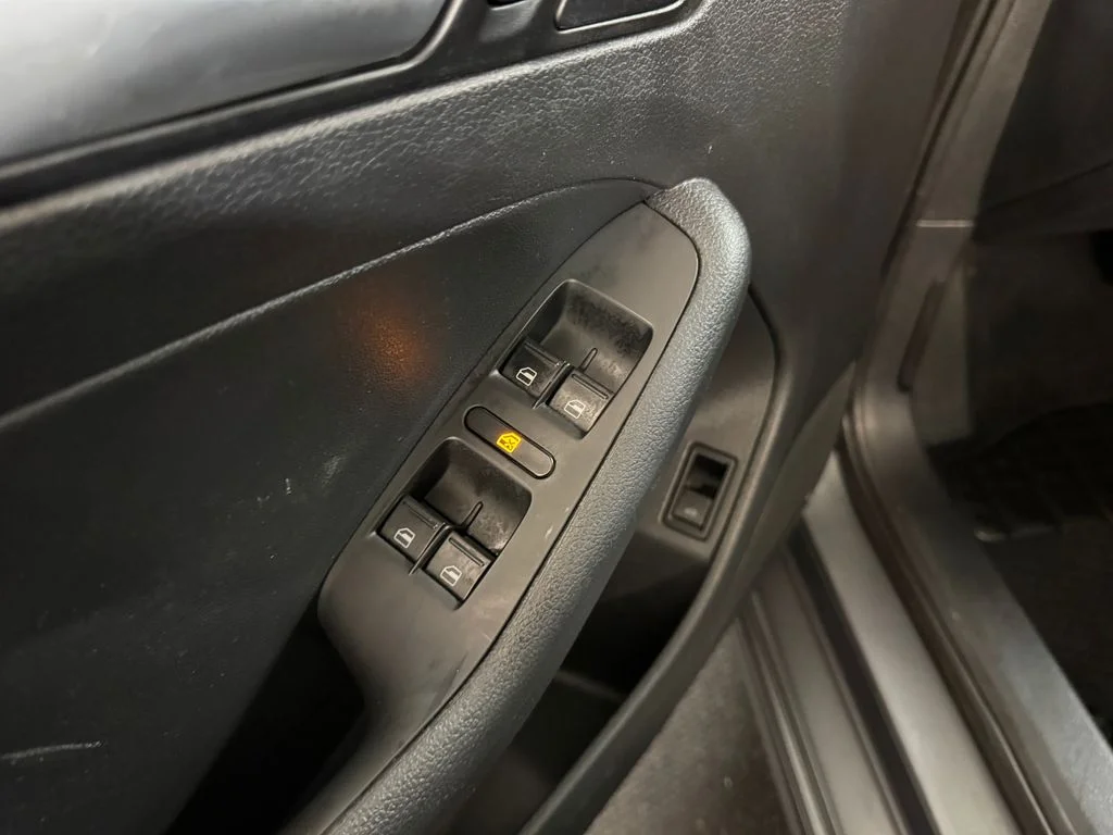 Used 2018 Gray Volkswagen 1.4T S image 28