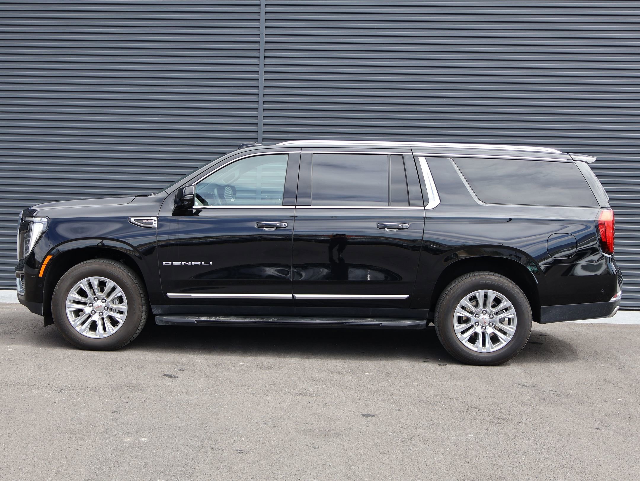 Used 2025 Onyx Black GMC Denali image 8