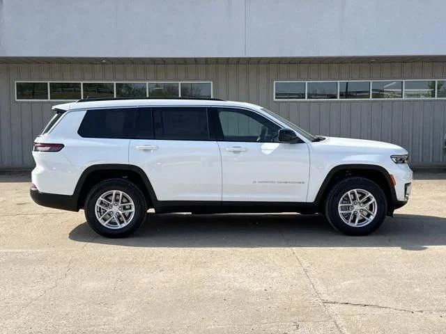 New 2026 Bright White Clear-Coat Exterior Paint Jeep Laredo X image 2