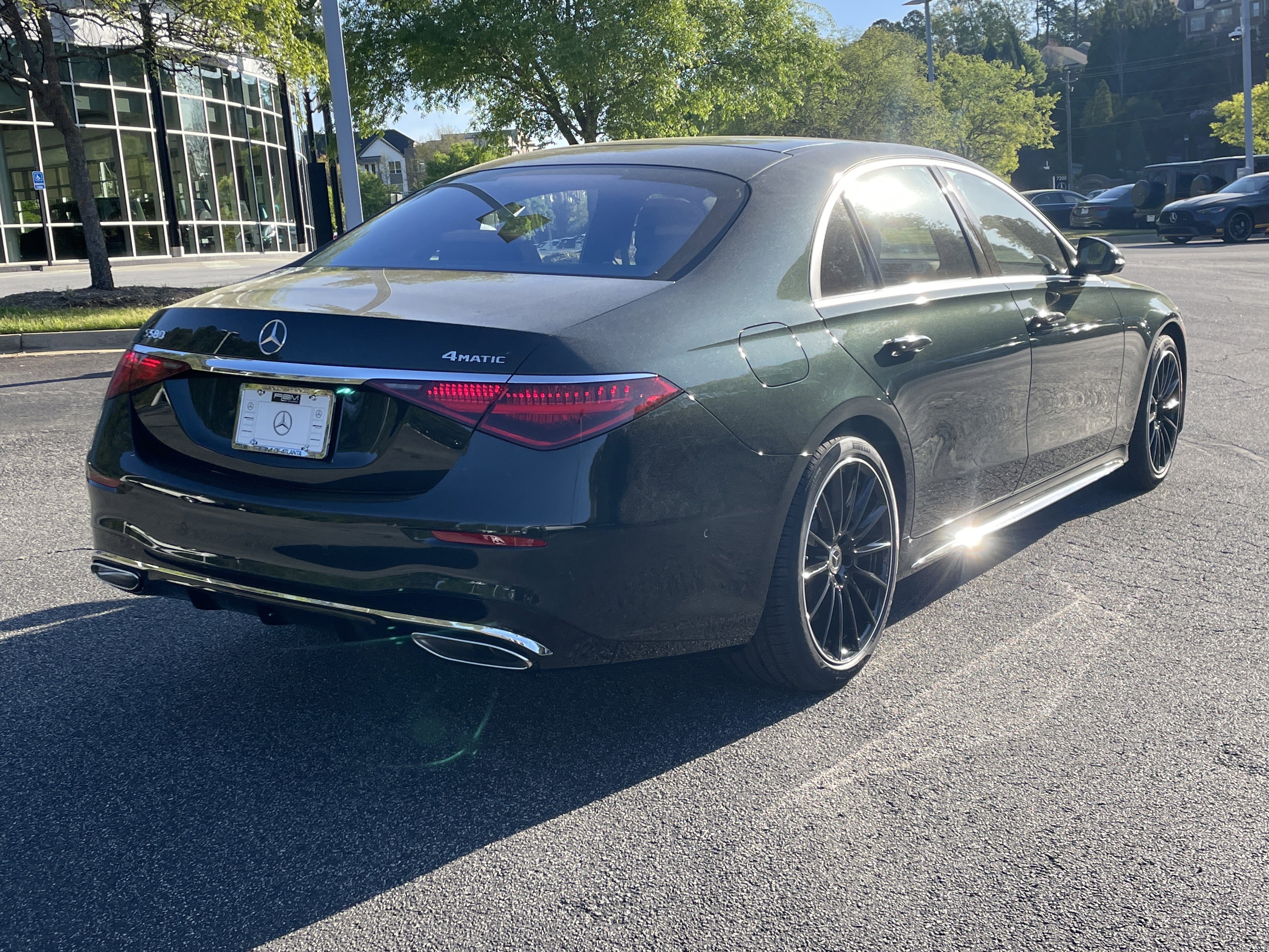 New 2026 MANUFAKTUR Exclusive Allanite Green Metallic Mercedes-Benz S 580 4MATIC® Sedan image 6