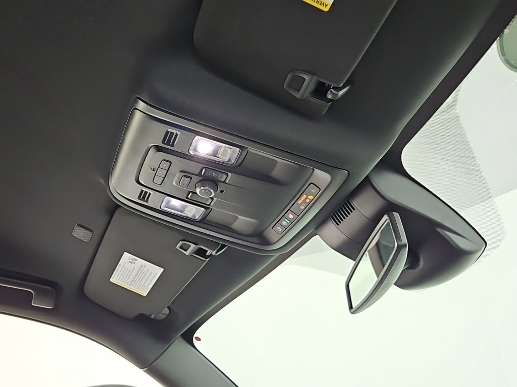 Used 2023 Pearl Chevrolet RST image 17