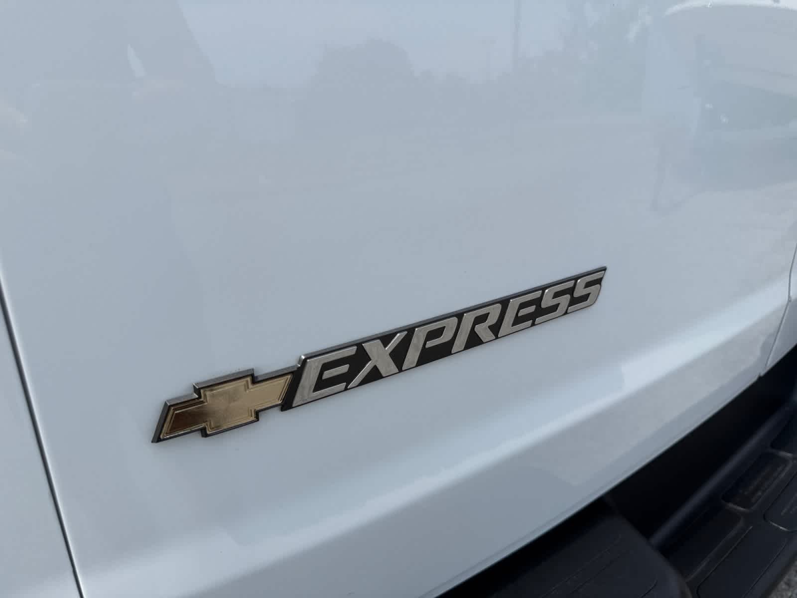Used 2025 Summit White Chevrolet LT image 22
