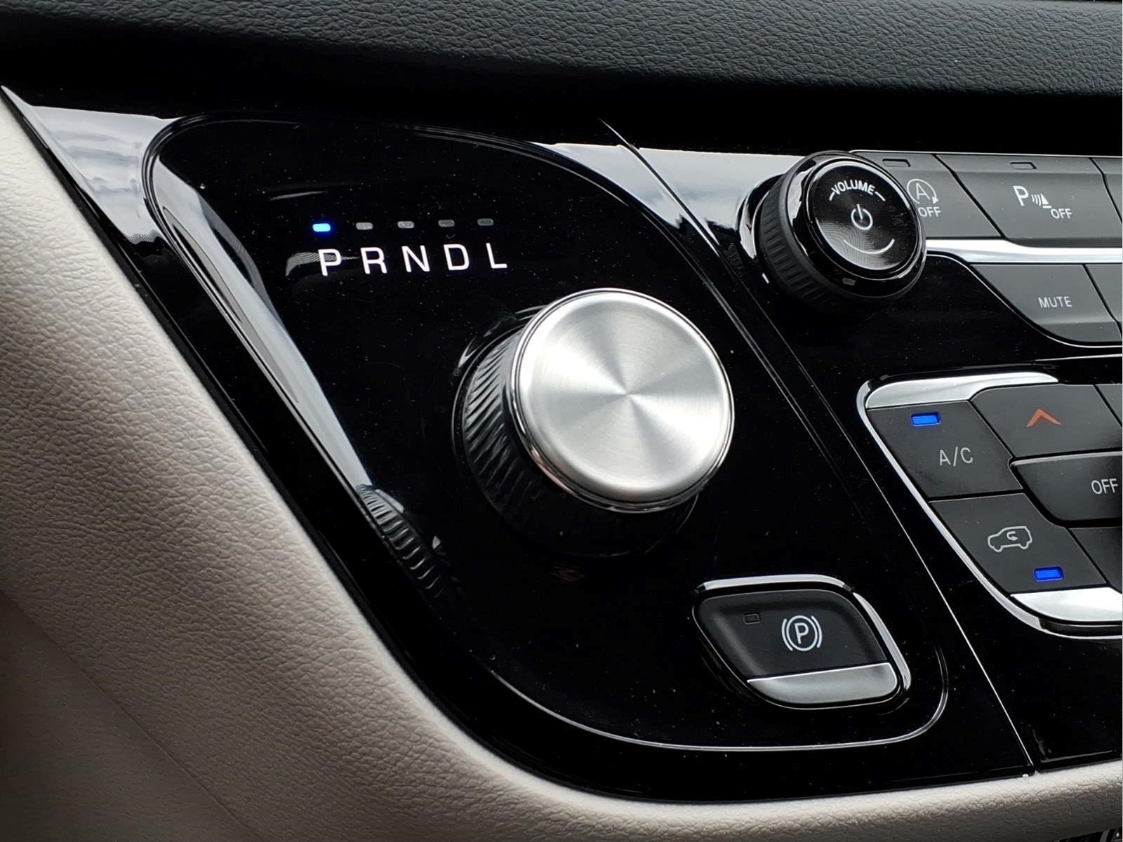 Used 2024 Silver Chrysler Touring L image 16