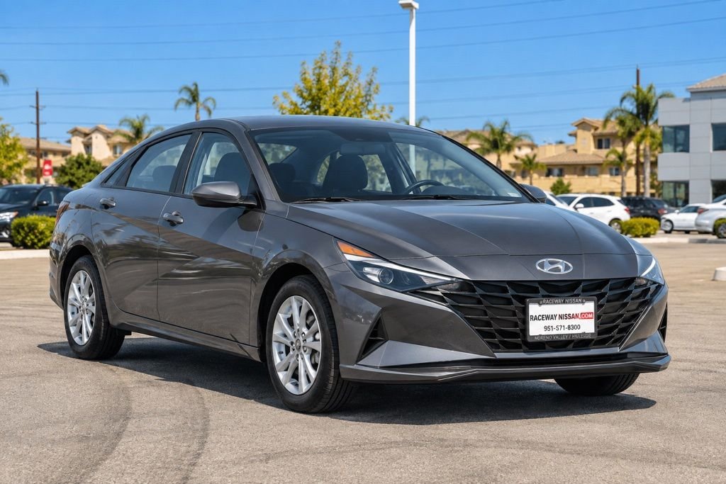 Used 2021 Silver Hyundai SE image 8