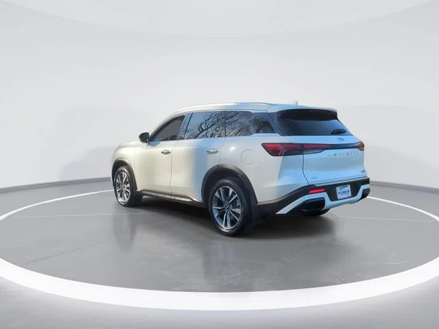 Used 2023 White INFINITI LUXE image 6
