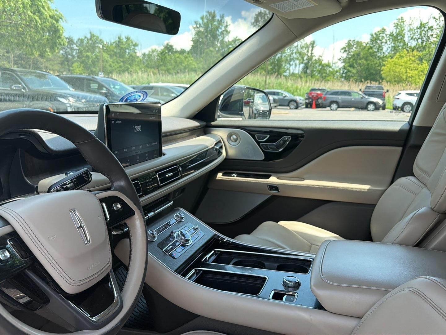 Used 2022 Pristine White Lincoln Reserve image 7