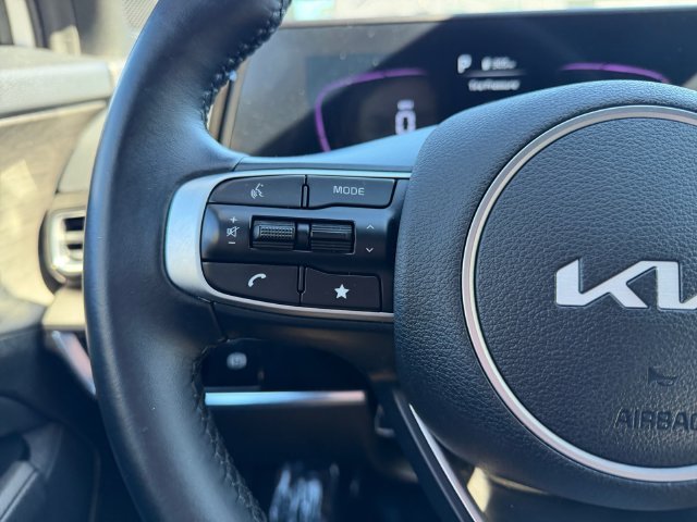 Used 2025 White Kia X-Line image 11