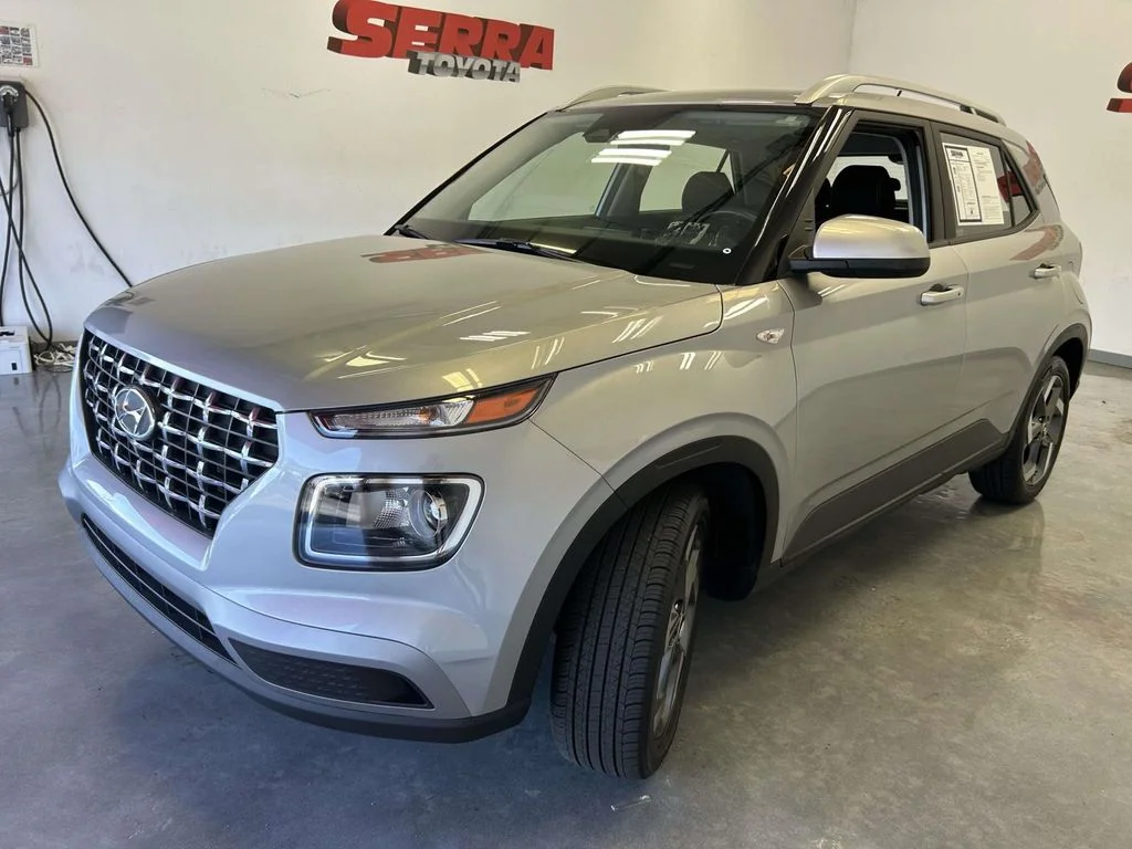 Used 2025 Silver Hyundai SEL image 7