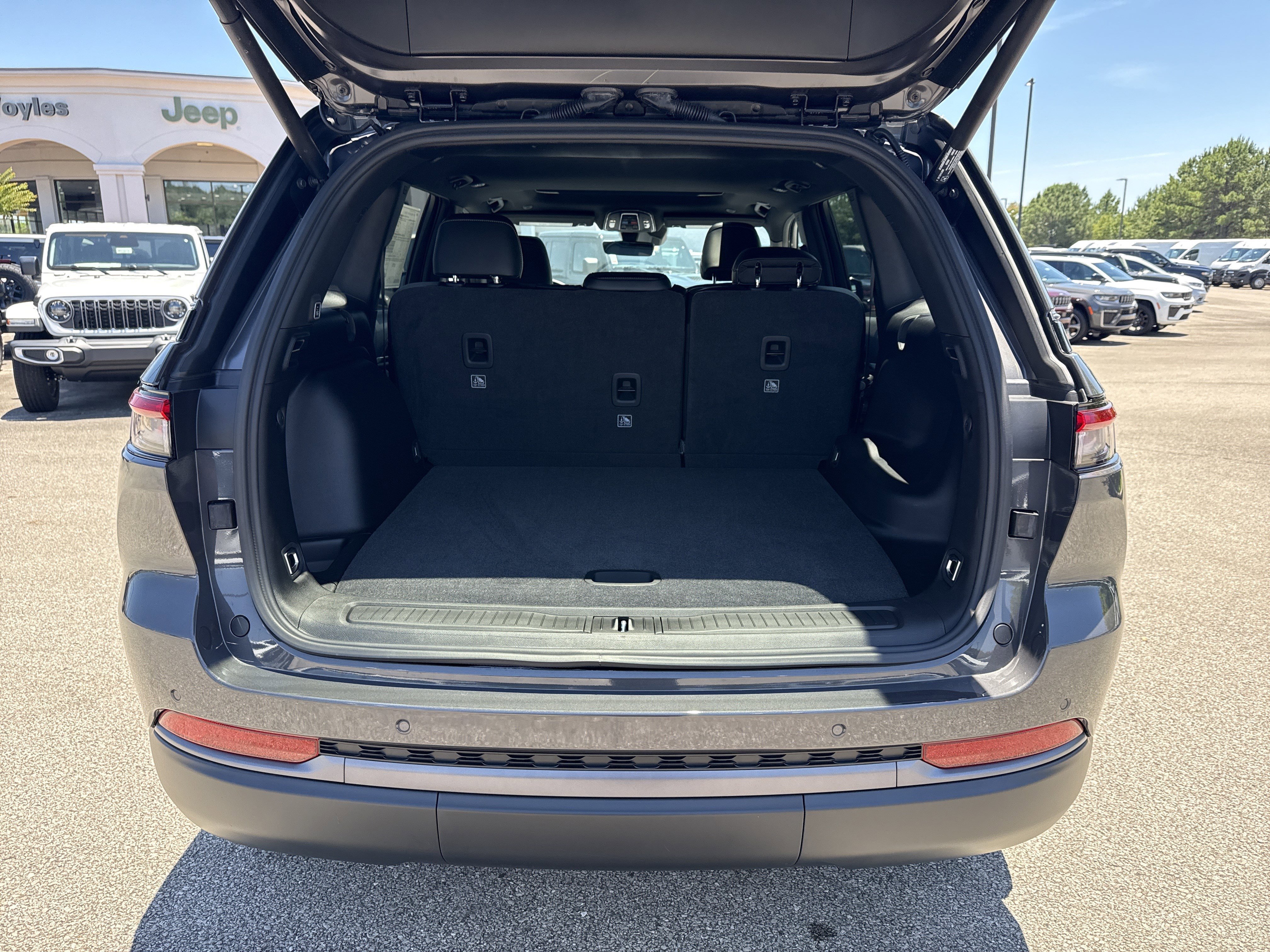 New 2026 Baltic Gray Metallic Clear-Coat Exterior Paint Jeep Altitude image 19