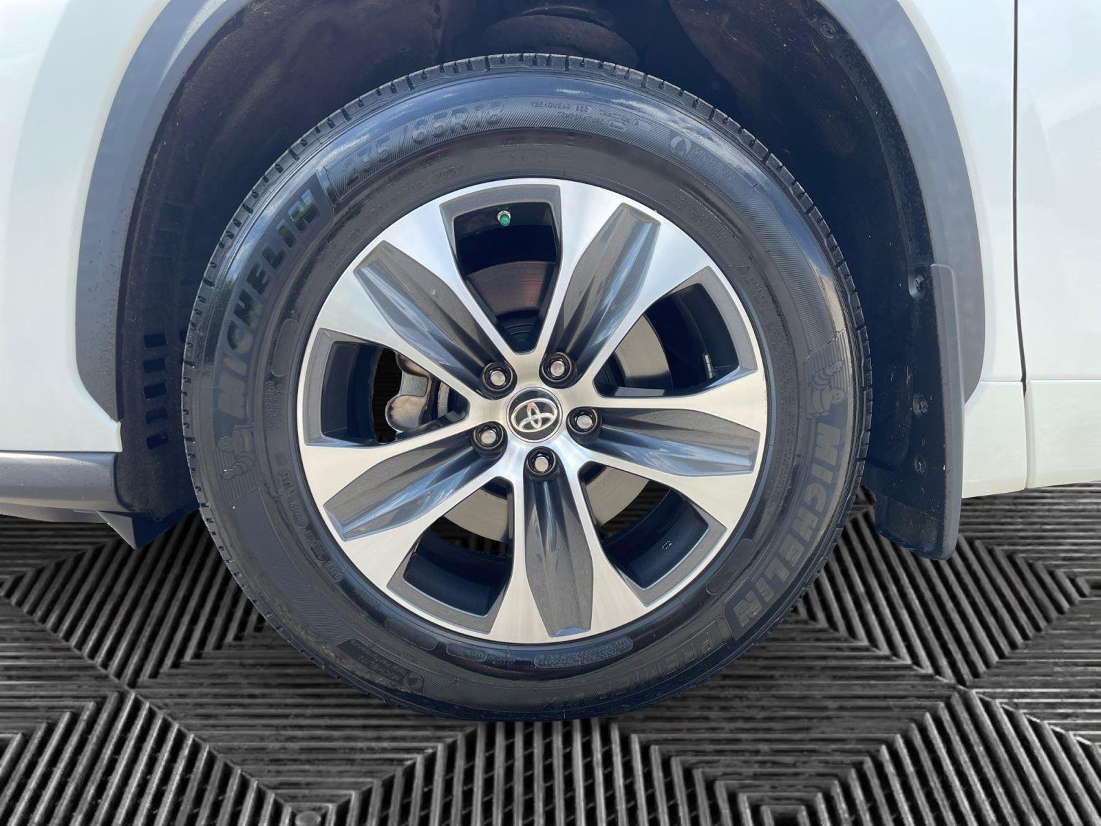Used 2020 Blizzard Pearl TOYOTA XLE image 10