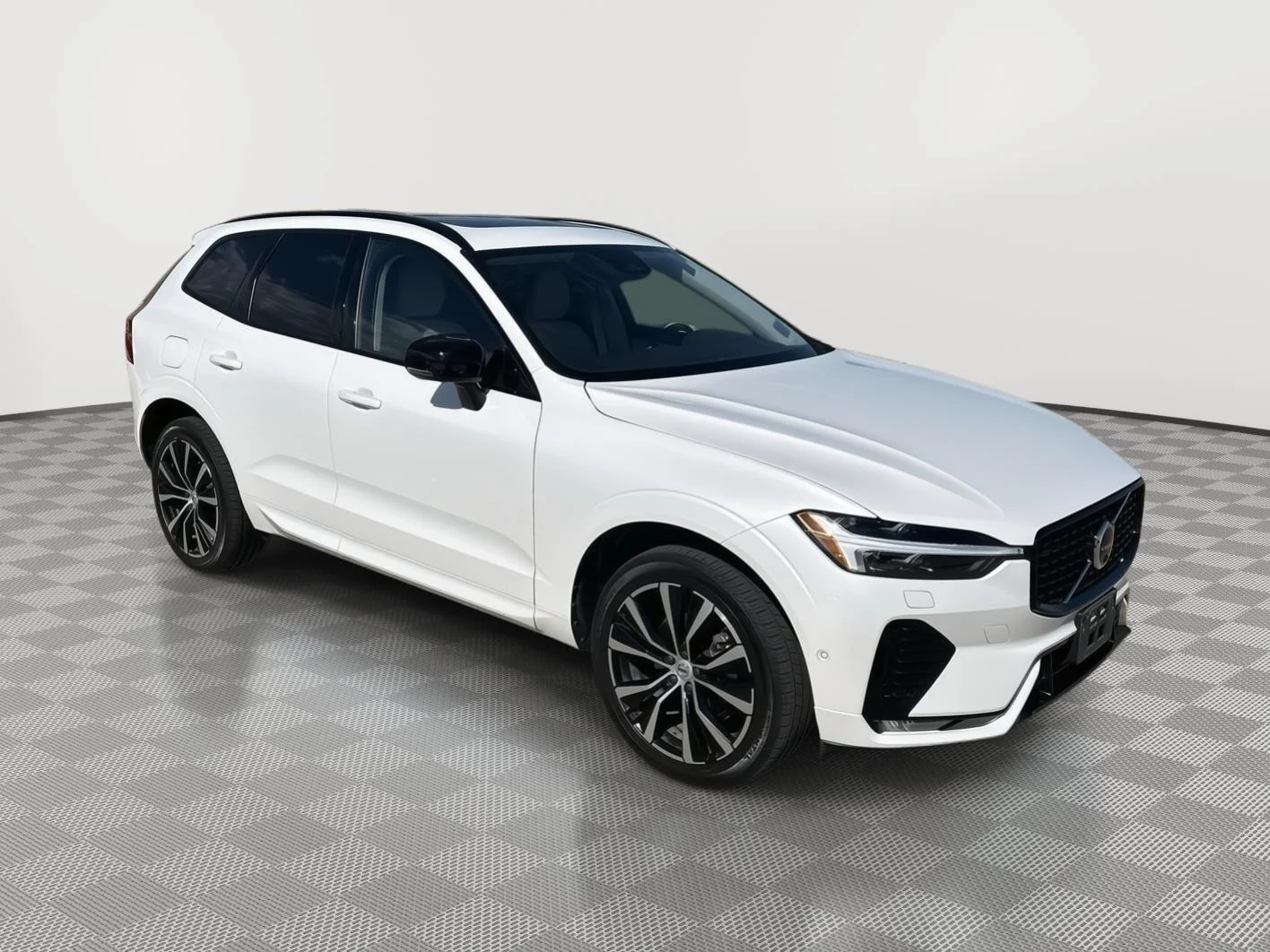 Used 2024  volvo Plus Dark Theme image 1