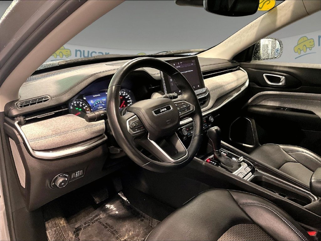 Used 2022 Silver Jeep Latitude image 11
