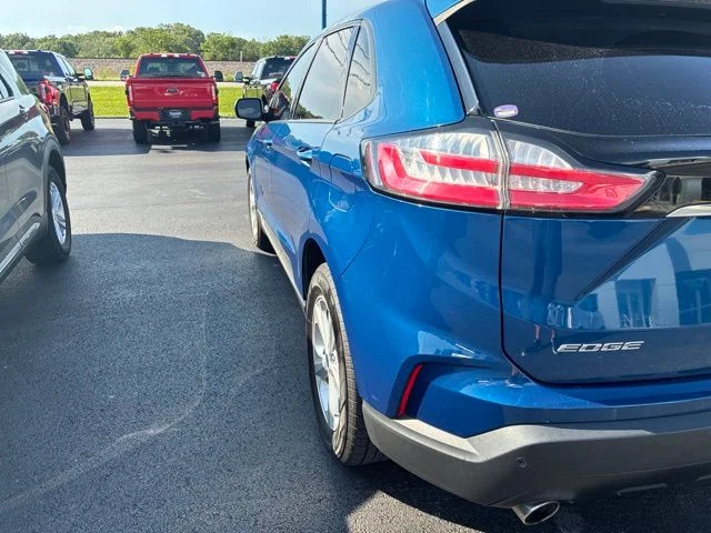 Used 2020 Blue Metallic Ford SE image 4