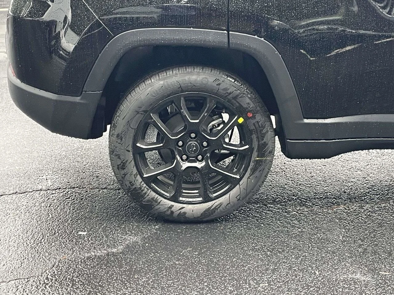 New 2026 Diamond Black Crystal Pearl-Coat Exterior Paint Jeep Latitude image 13