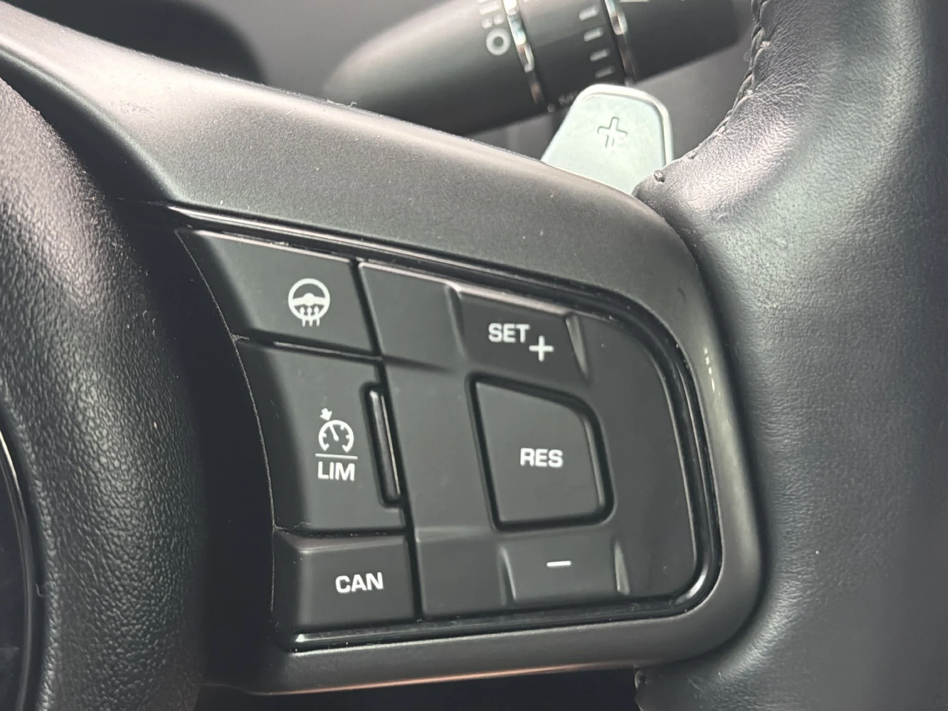 Used 2016  Jaguar R image 28