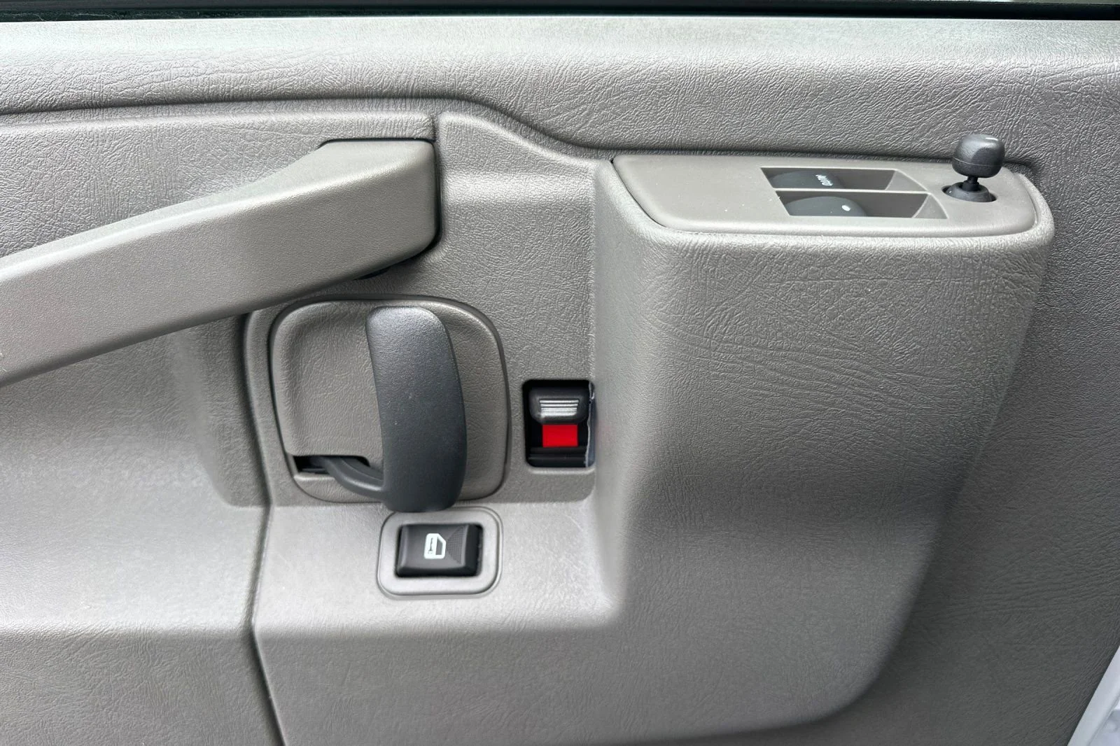 2025 Chevrolet Express Cargo Work Van - Photo 10