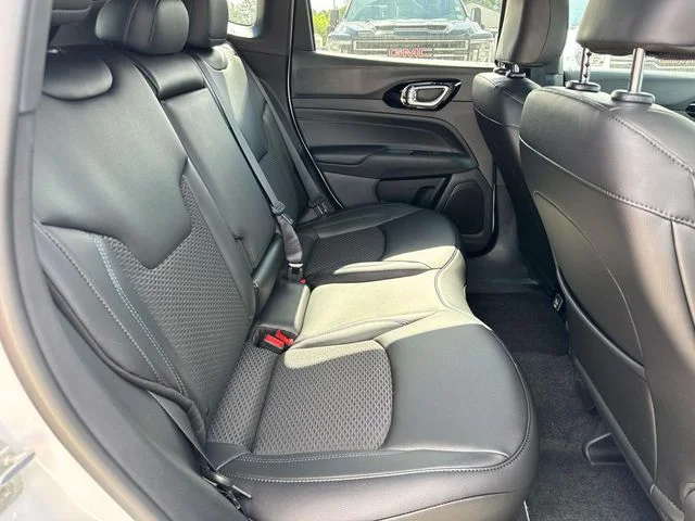 New 2026 Bright White Clear-Coat Exterior Paint Jeep Latitude image 11