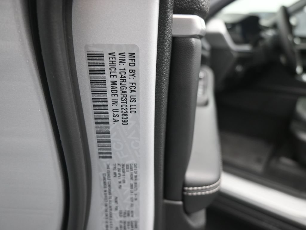 New 2026 Silver Zynith Exterior Paint Jeep Altitude image 20