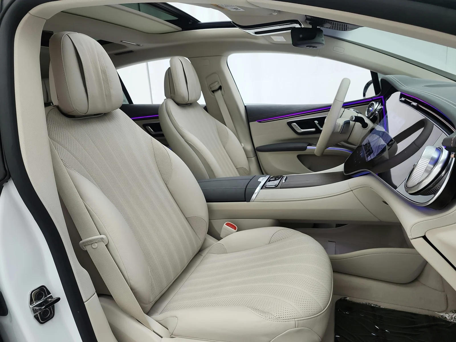 Certified Used 2024 MANUFAKTUR Moonlight White Metallic Mercedes-Benz EQS 450 4MATIC® Sedan image 19