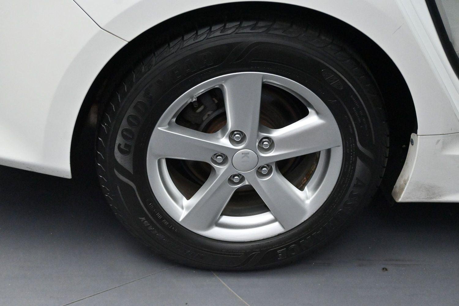 Used 2015 Snow White Pearl Kia LX image 32