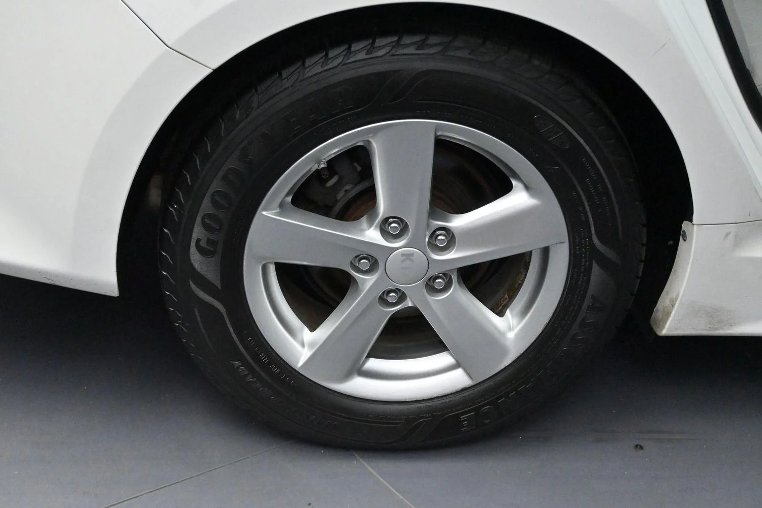 Used 2015 Snow White Pearl Kia LX image 32