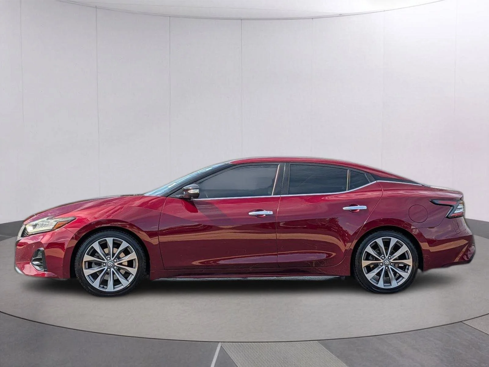 Used 2019 Super Black Nissan Platinum image 2