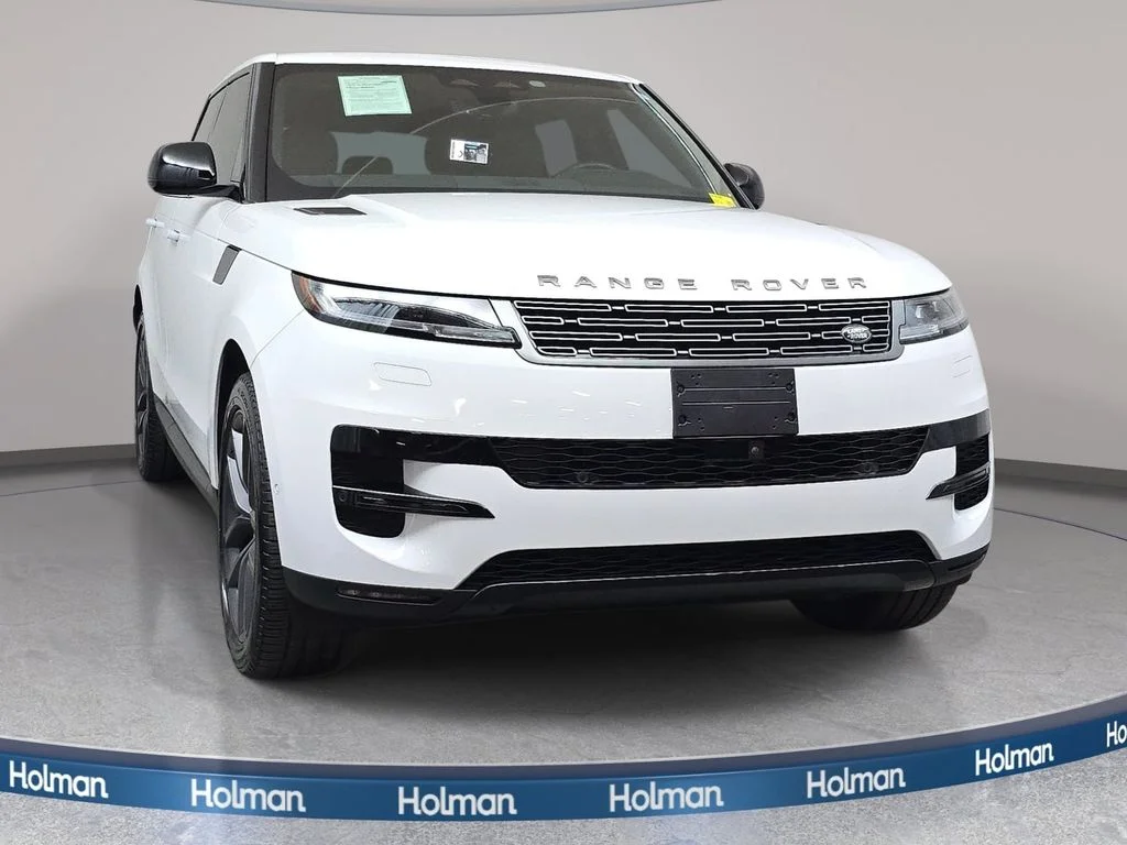 Used 2024  Land Rover SE image 3