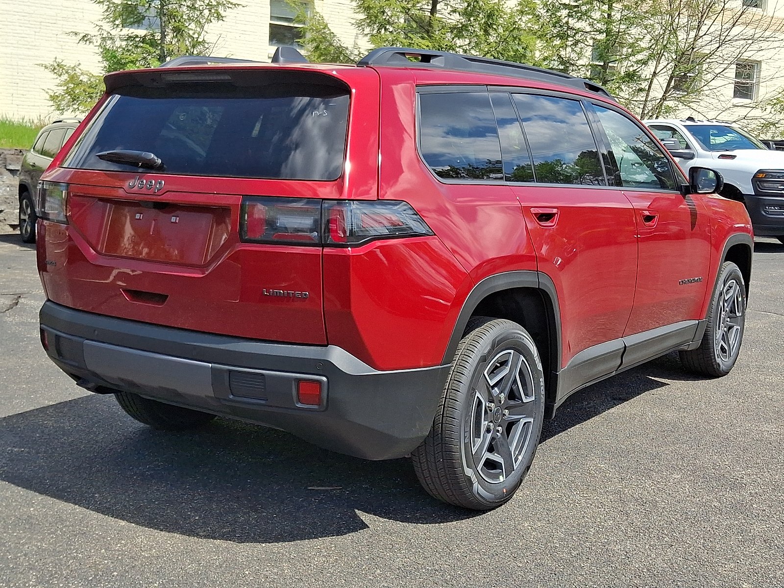 New 2026 Red Hot Pearl-Coat Exterior Paint Jeep Limited 4x4 image 6