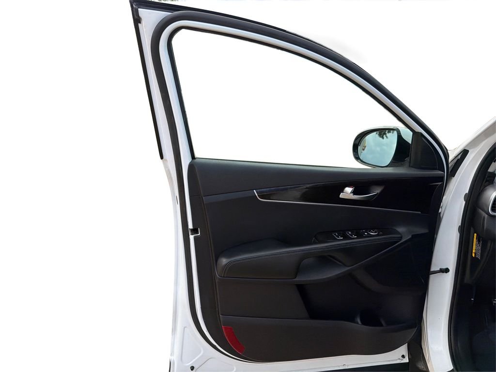 Used 2016 Snow White Pearl Kia LX image 19