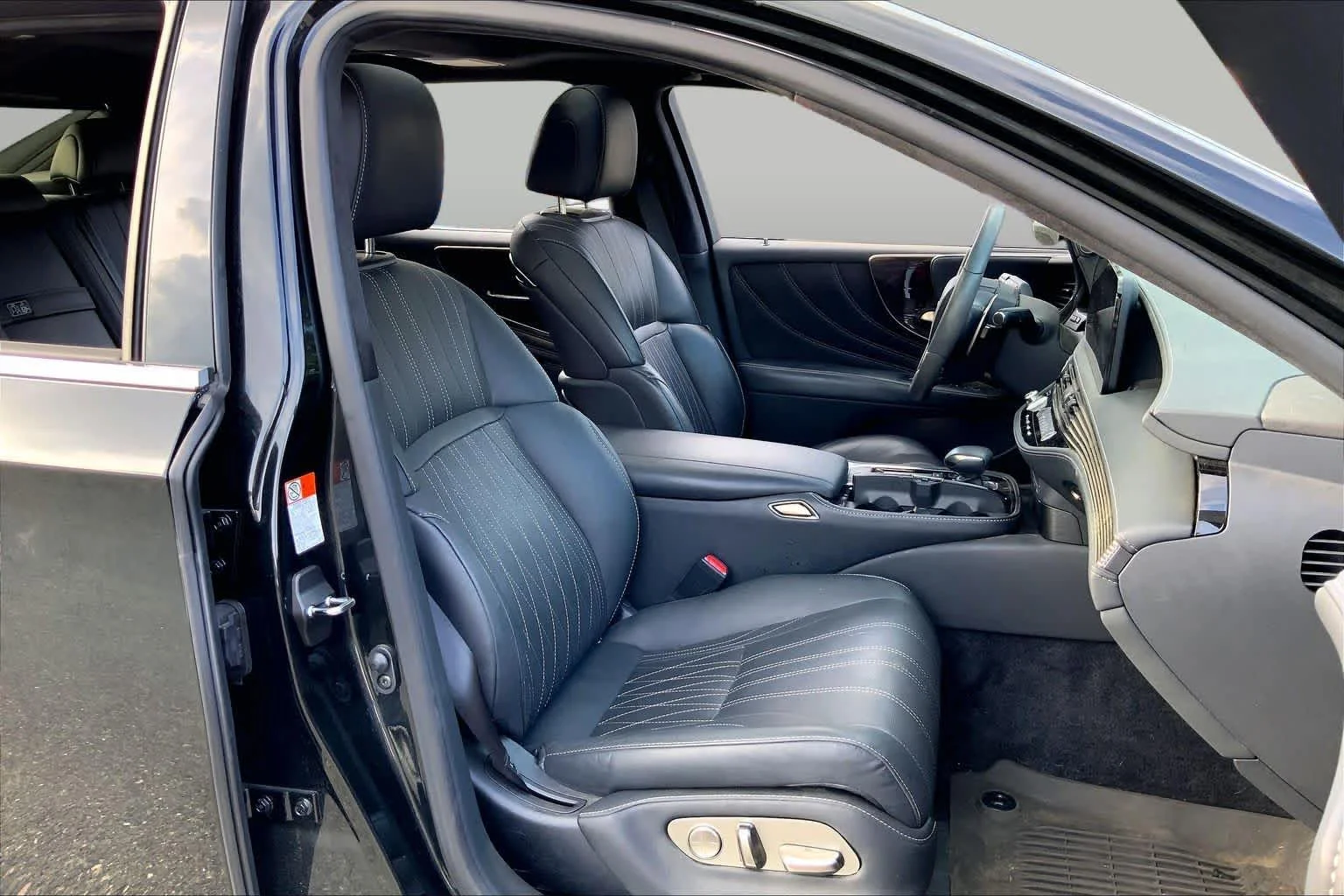 Certified Used 2022 CAVIAR Lexus  image 9