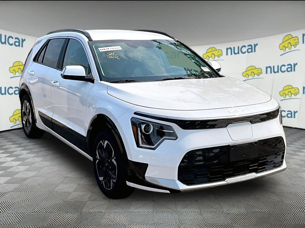 Used 2024 White Kia Wind image 1