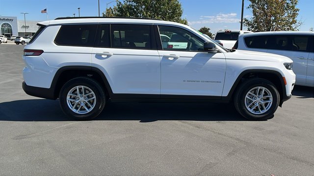 New 2026 Bright White Clear-Coat Exterior Paint Jeep Laredo image 2