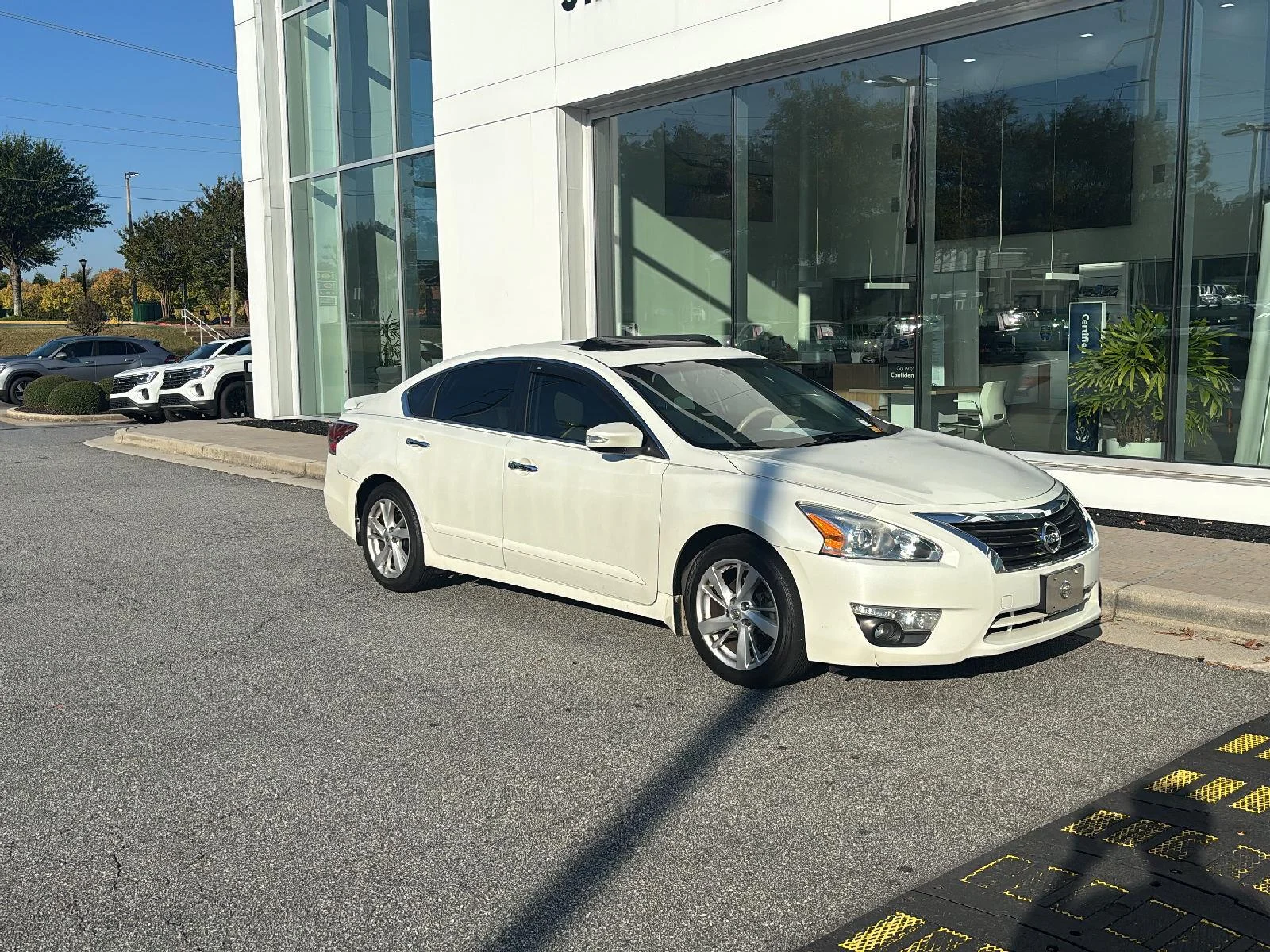 Used 2014 Pearl White Nissan 2.5 SV image 2